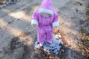 Малышка впервые видит лед