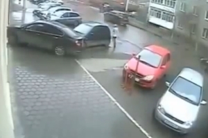 Стена врезалась в авто девушки