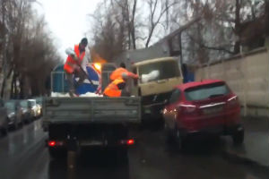 Полуавтоматическая посыпка тротуаров солью