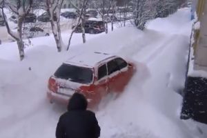 Добряк на Audi 4 Quattro расчищает улицы