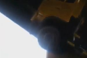 Мусоровоз застрял под мостом
