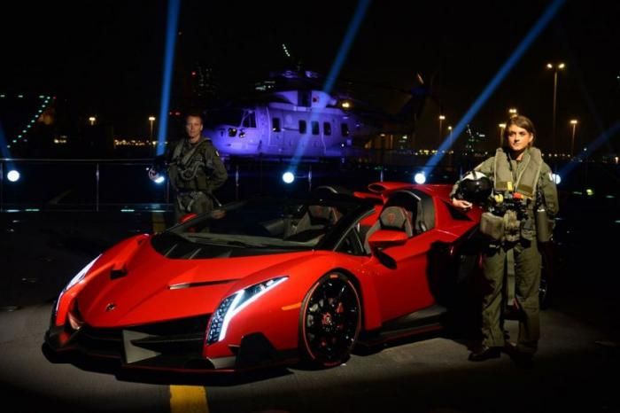 Veneno Roadster добрался до Эмират