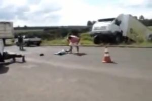 Парень на мопеде не увидел натянутый шнур