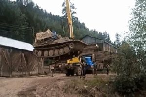 Танк улетел вместе с краном