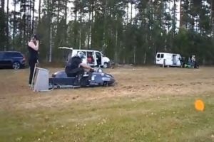Решил прокатится на снегоходе по траве