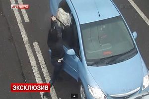 Неадекватная женщина распылила газ в авто с ребенком