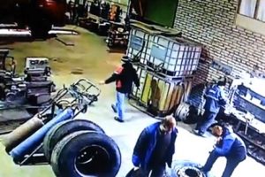 После этого, у парня порвало связку на ноге