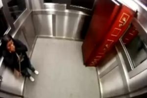 Жестокий розыгрыш с гробом в лифте