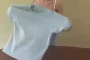 Смотрите, как нужно складывать футболку, только не отвлекайтесь.