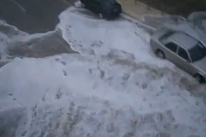 Мечтательного парня снесла волна