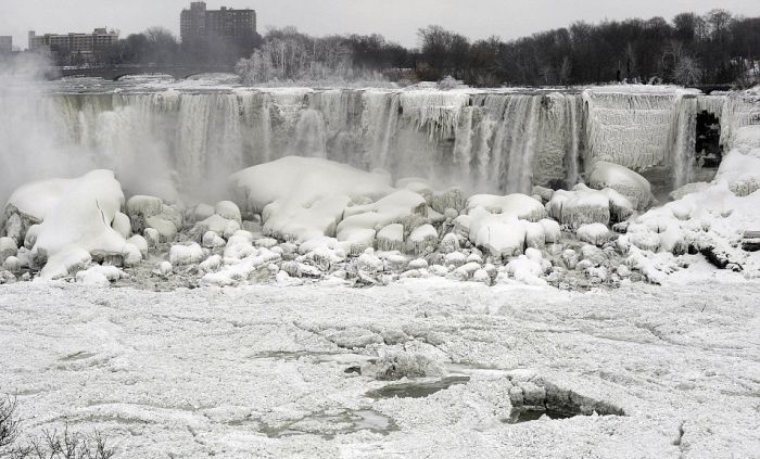 Как замерзает водопад