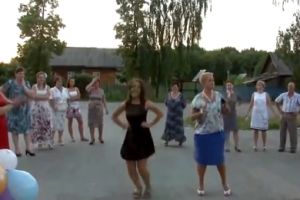 Веселые танцы в деревне