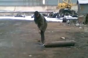 Мужик играет с баллоном