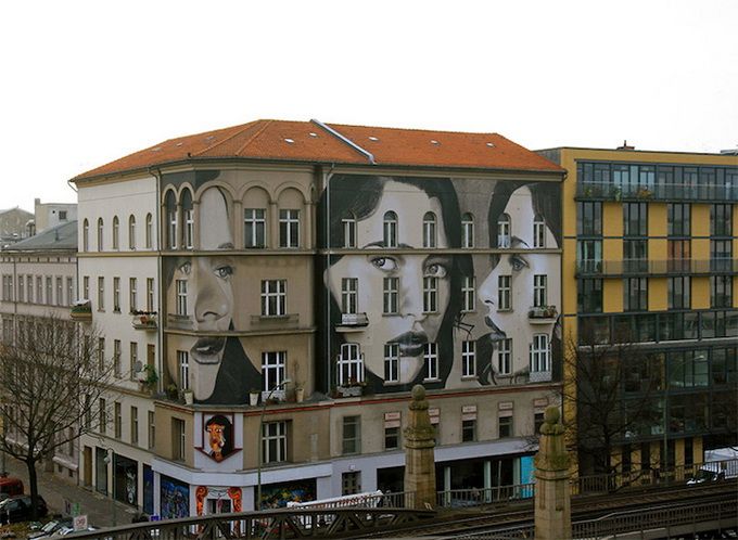 Красивый рисунок на доме