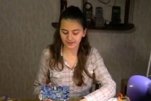 Юная девочка собирает ПК