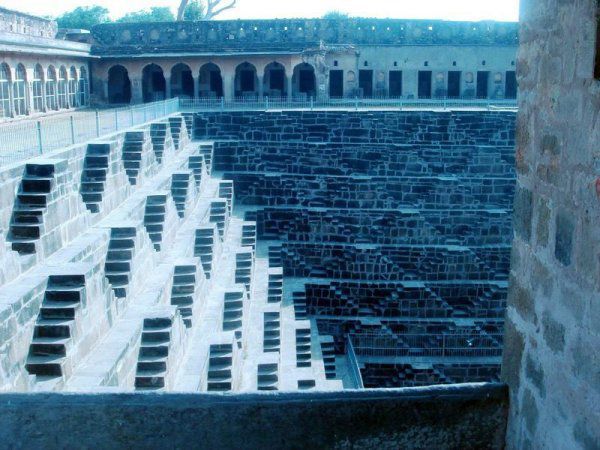 Огромный колодец Chand Baori  в Индии