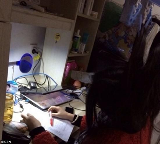 Чтобы не заснуть на парах и уроках, можно подвязать волосы