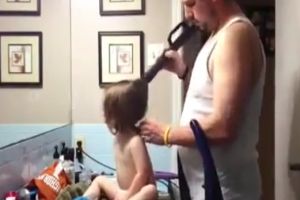 Как папа делает дочурке хвостик