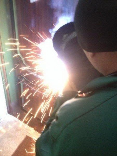 Заварил дверь соседям