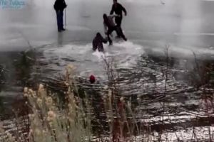 Под лед провалилось много человек
