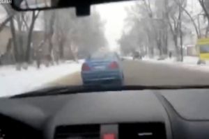 Полицейский катается на багажнике