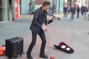 Уличный музыкант классно играет