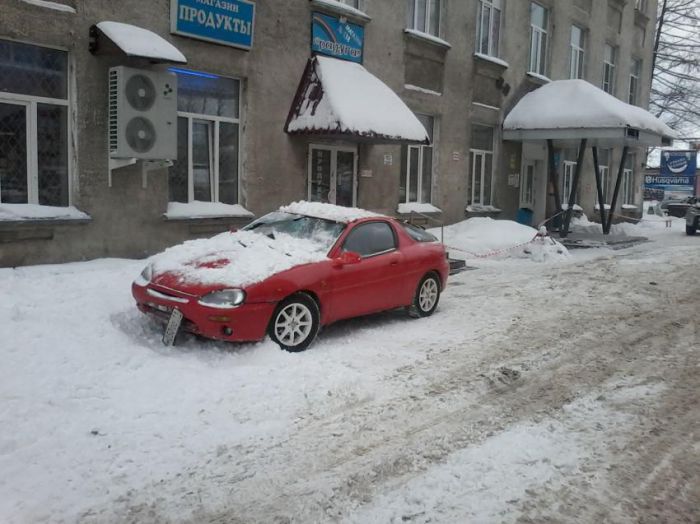 Снег нанес ущерб владельцу авто