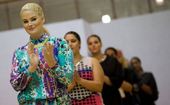 Полные модели на модном показе "British Plus Size Fashion Weekend"