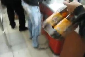 Парни купили много пива за наличку в Беларуси