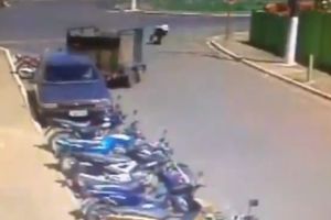 Мужик вывалился из трактор и наделал неприятностей
