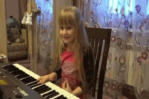 Маленькая девочка с ангельским голоском
