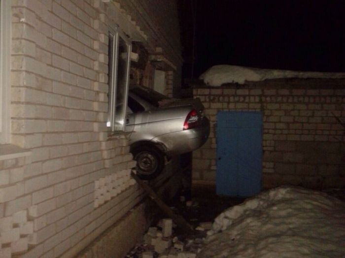 Водитель на Приоре влетел в спальню дома