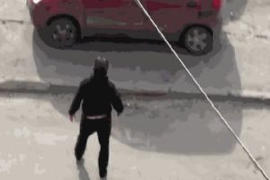 Мужик без палева кидает камни в авто во дворе