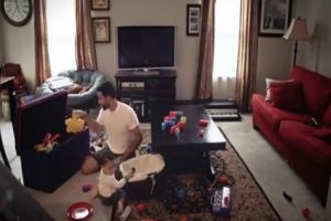 Пока жены нету дома, папа тоже не прочь поиграть игрушками