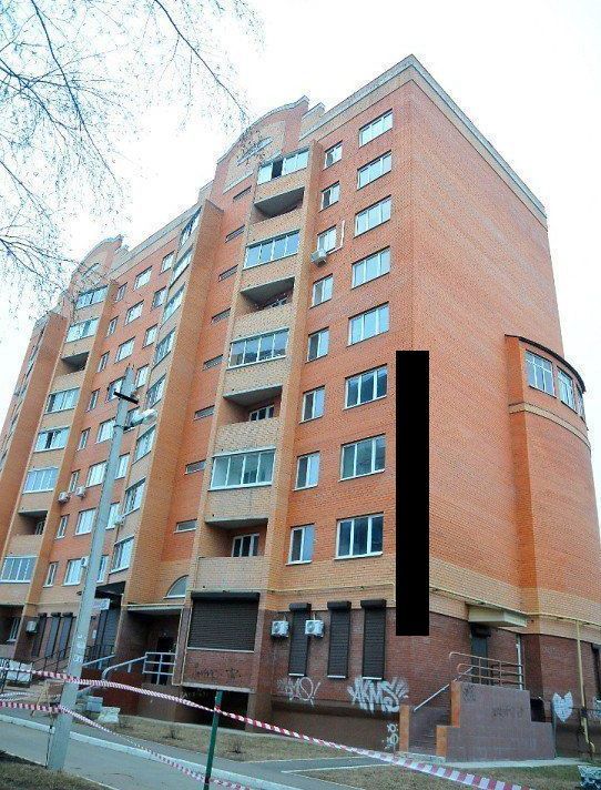 От дома многоэтажки "отклеивается" стена