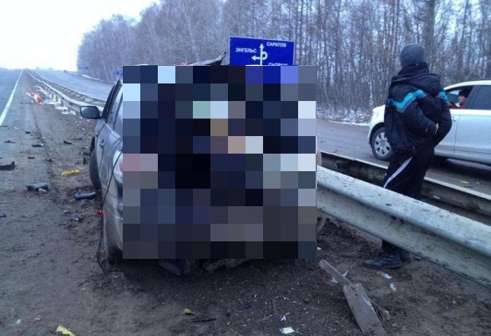 Отбойник насквозь проткнул внедорожник