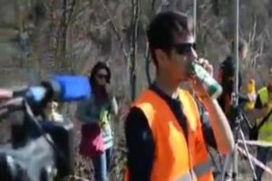 Парень имитирует звук двигателя