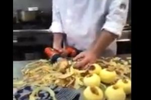 Как быстро почистить яблоки