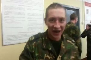 Парень испытывает электро шокер на себе