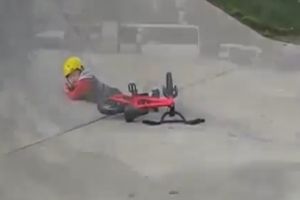 Детки учатся езде на BMX