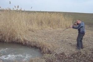 Мужик очень зол на рыбу
