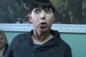 Женщина не любит сниматься на камеру