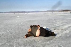 У мужика клюет