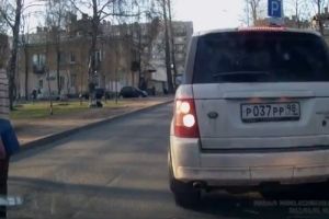 Женщина на джипе наехала на пешехода