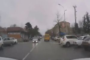 Женщина забыла ка нужно ездить