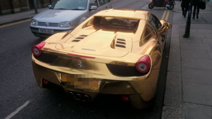 Золотая Ferrari