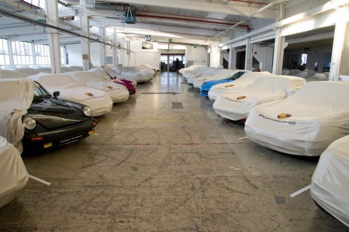 Скрытый склад автомобилей Porsche