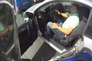 Вот так и ломаются двери в пробках