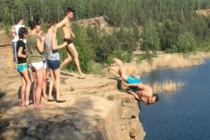 Парень открыл купальный сезон