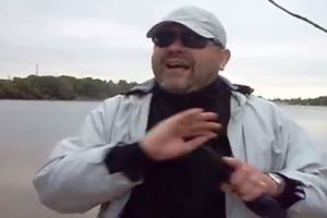 Мужик стреляет себе в руку
